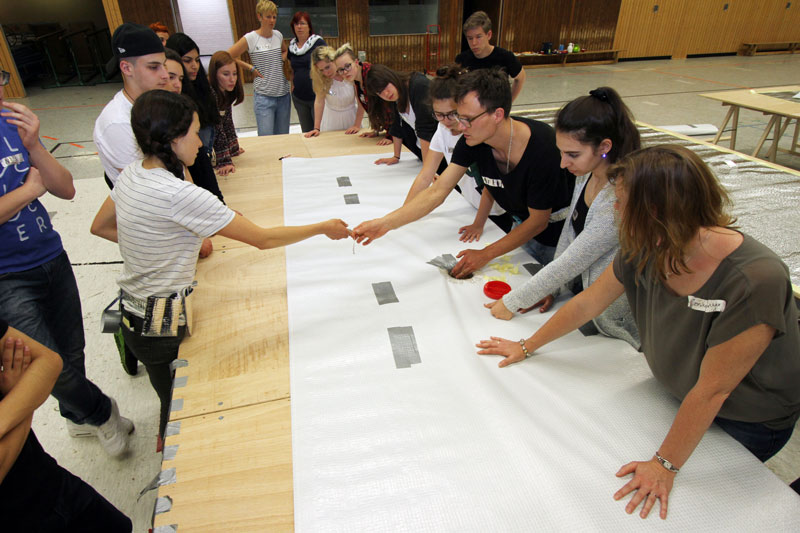 Pupils of the Bert-Brecht Gymnasium learn how to make inflatable barricades. Foto by Peter Bandermann.