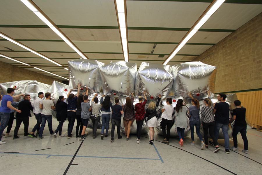 Pupils of the Bert-Brecht Gymnasium train with their self-made inflatable barricade. Foto Peter Bandermann