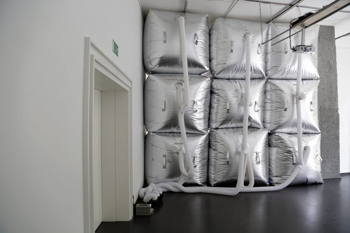 Back-side of the inflatable barricade.